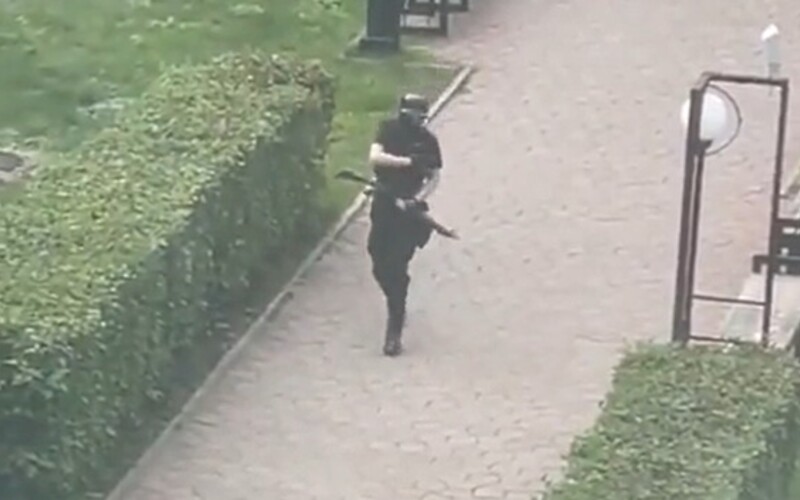 VIDEO: Streľba na ruskej škole. Študenti v panike vyskakujú z okien. Strelca údajne zneškodnili špeciálne jednotky.
