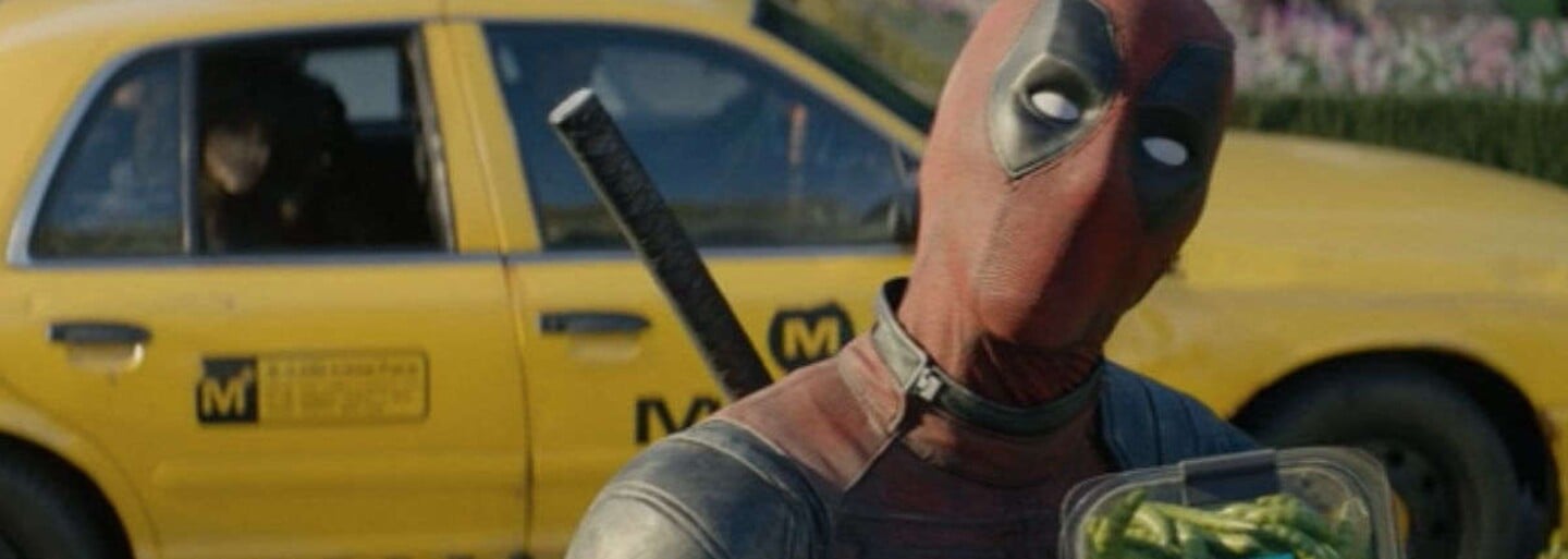 Deadpool plánuje vo vystrihnutej scéne zabiť Hitlera a aj samého seba. Predĺžená verzia taktiež prináša viac sexuálnych vtipov