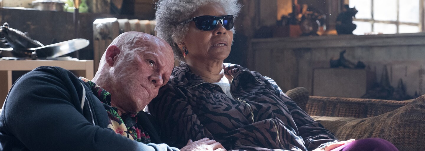 Deadpool predvádza svoj talent na striptérskom pódiu a názorne vysvetľuje, prečo jeho druhý film musíte vidieť v IMAXE