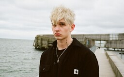 Debutové album Steina27 bude možná jeho poslední. Proto si pozorně vyslechni jeho Teorie pádu (Recenze)