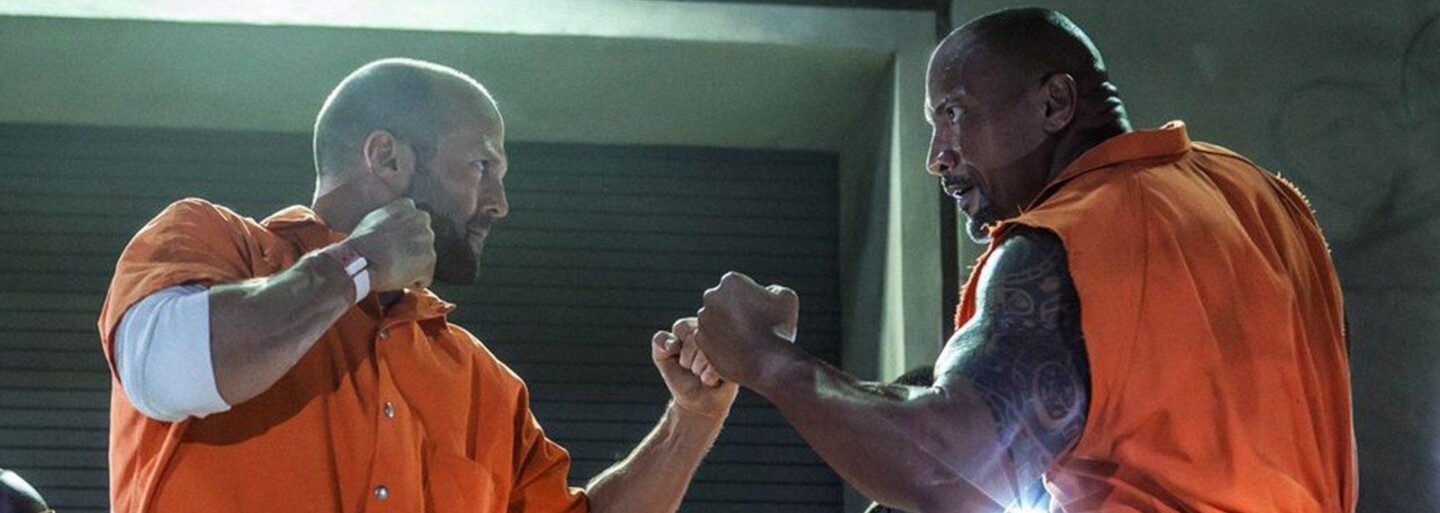 Debutový náhľad na Hobbsa a Shawa je očakávane štýlový. Statham a The Rock majú za sebou prvý týždeň natáčania
