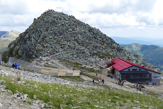 Ktorý známy slovenský vrch je na obrázku?