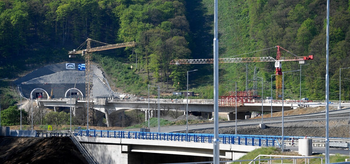 Na snímke vľavo tunel Bikoš a vpravo most 202 na výstavbe rýchlostnej cesty R4, ktorá bude tvoriť severný obchvat mesta Prešov.
