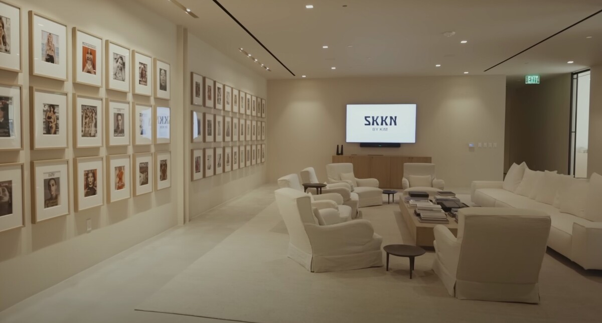 Kim Kardashian miluje neutrálne farby a minimalizmus. Fanúšikom natočila video, v ktorom ukázala priestory elegantnej kancelárie.