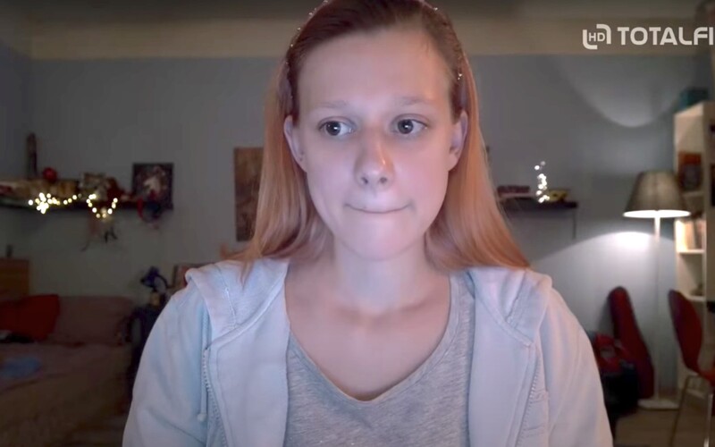 V síti dostává svou 18+ necenzurovanou verzi. Nabídne nejtvrdší záběry tak, jak je predátoři předváděli dívkám.