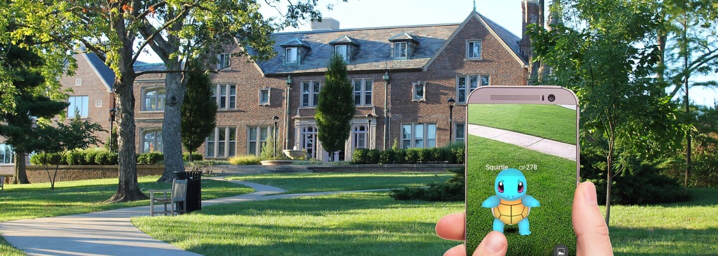 Deduško hráva Pokémon Go pomocou 11 mobilov pripevnených na bicykel. Denne pri hre strávi občas aj 20 hodín
