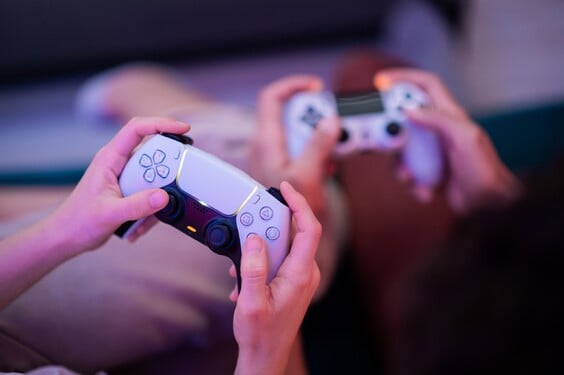 Ako sa nazýva prémiová online herná služba pre konzoly PlayStation?