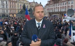 Demonstrace Chcípl pes: „Ty raubíři! Vlastizrádče!“ křičeli demonstranti na reportéra České televize (VIDEO)