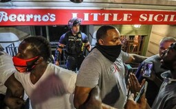 Demonstrace v USA nejsou jen o násilí. Lidé tančí, zpívají, brání policisty a kreativně protestují