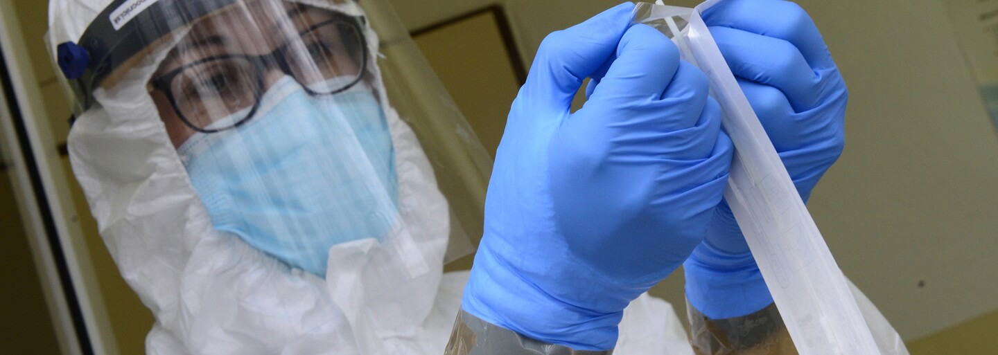 Denní nárůst nakažených: Přibylo 1 050 případů, aplikovaly se už více než 4 miliony dávek vakcíny