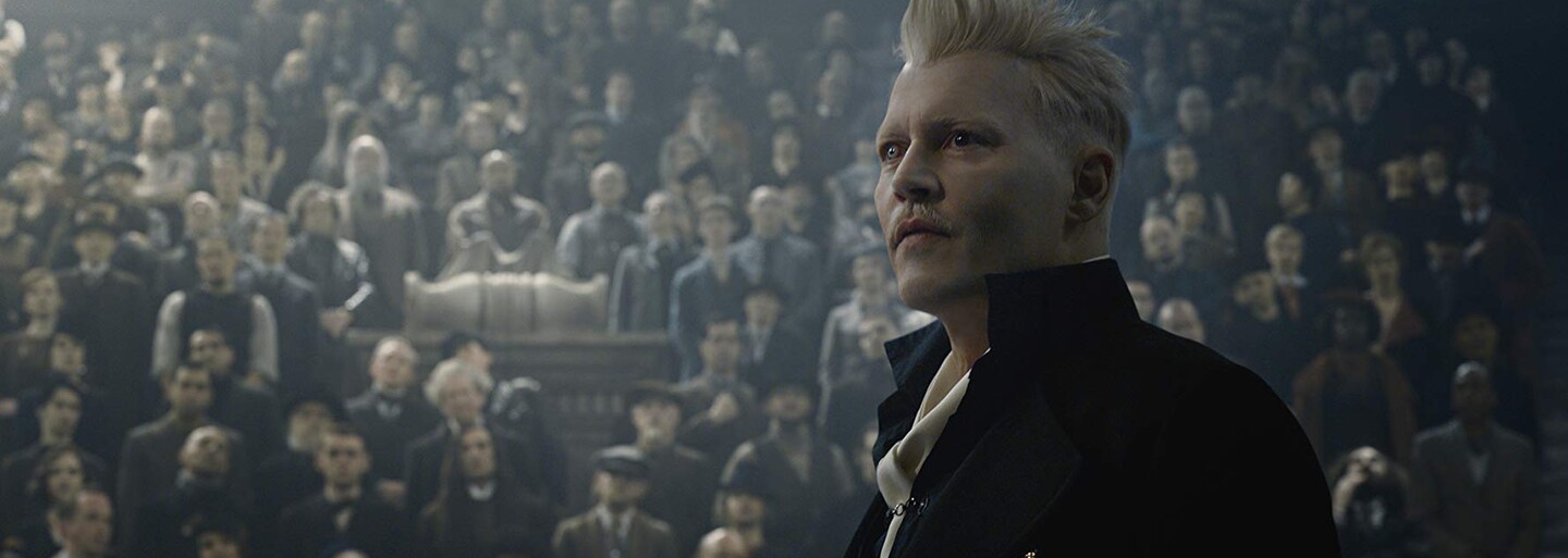 Deppův Grindelwald bude i ve Fantastických zvířatech 3. Proč ho studio obsadilo i přes jeho skandály?