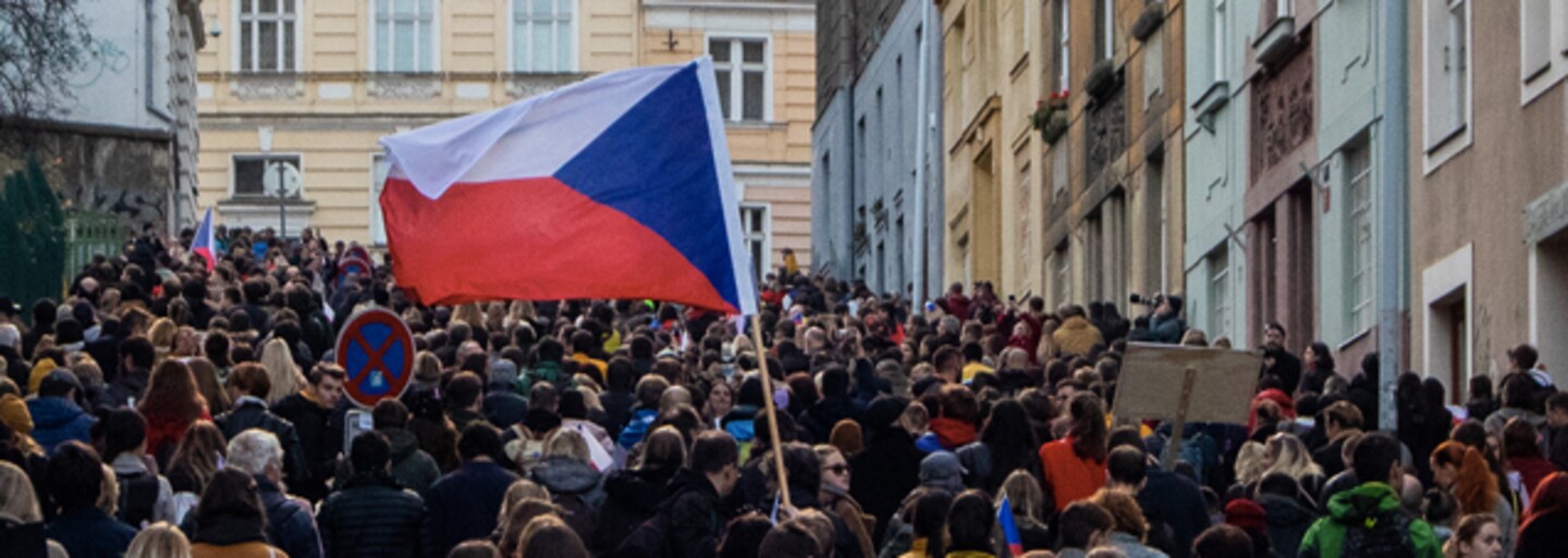 Desítky tisíc Čechů slavily 30 let od sametové revoluce. Národní třídu úplně přetížili (Fotoreport)