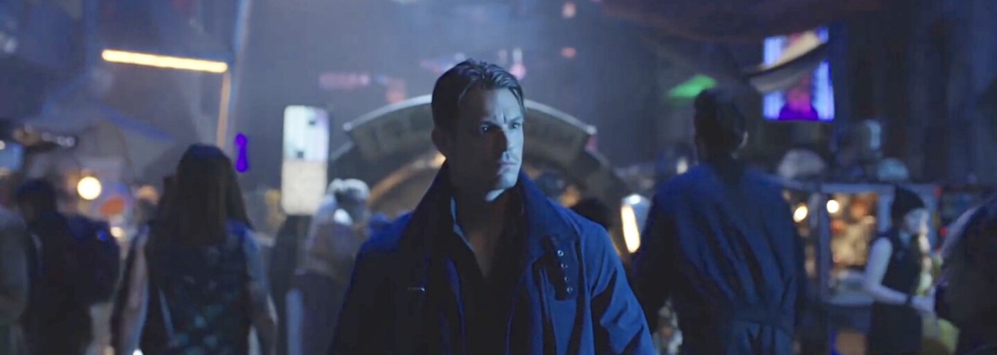 Detektívny sci-fi seriál Altered Carbon odhaľuje prvé zábery cyberpunkovej budúcnosti. Vojak Joel Kinnaman sa v ňom vydá na lov vraha