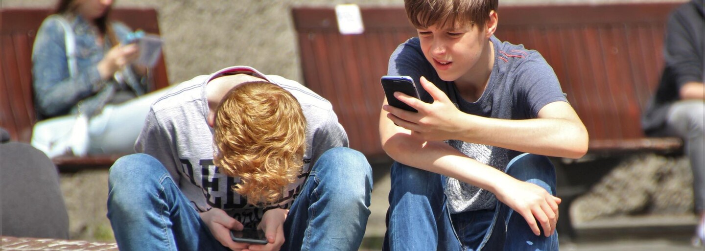Deti na Slovensku čoraz viac zdieľajú na internete vlastné nahé fotky či videá. Môže ísť o detskú pornografiu, varuje polícia