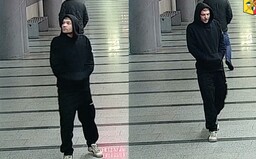 Devadesátiletou seniorku napadl muž v metru poté, co si k němu chtěla přisednout