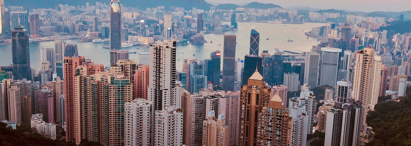 Devadesátiletou ženu v Hongkongu oškubali podvodníci. V průběhu měsíců jim postupně poslala 688 milionů korun
