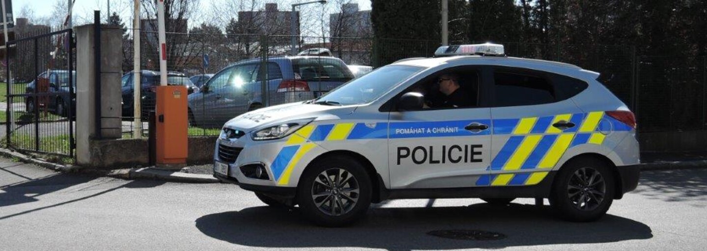 Devítiletou dívku v Praze srazilo policejní auto, když spěchalo k případu