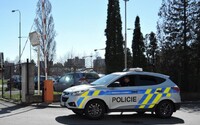 Devítiletou dívku v Praze srazilo policejní auto, když spěchalo k případu