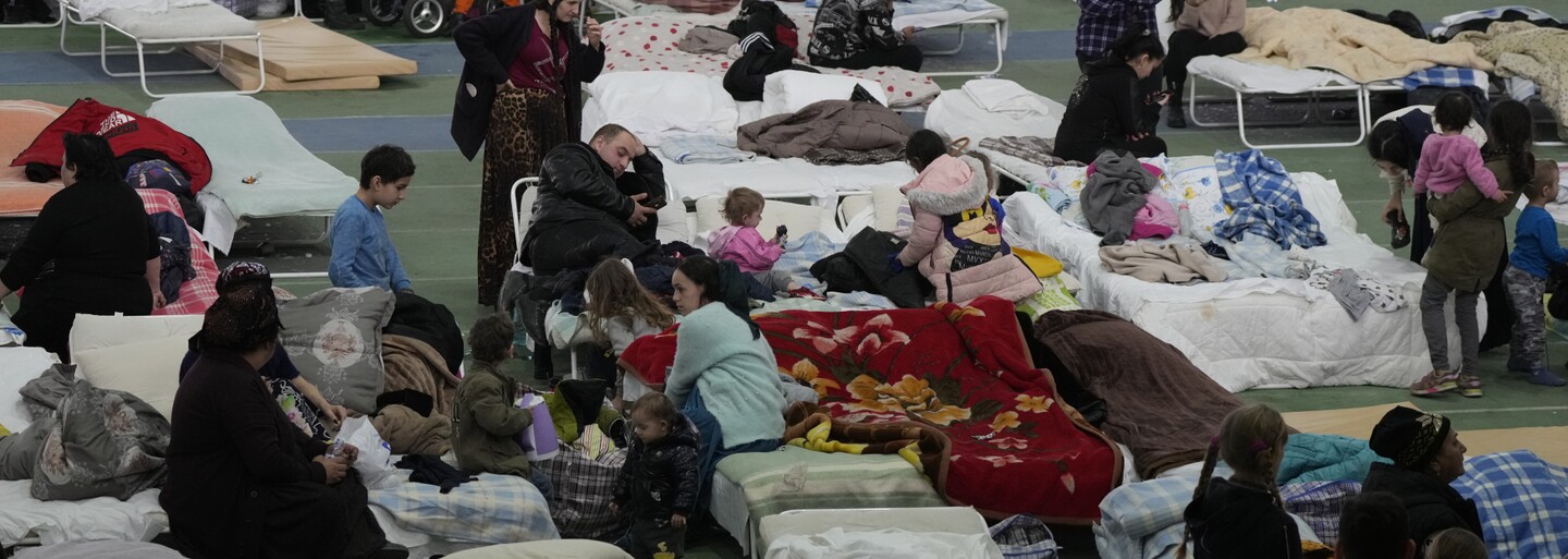 Dezinformátoři vydělávají na lžích o ukrajinských uprchlících. Šíří narativ, že jsou nevděční a plýtvají jídlem