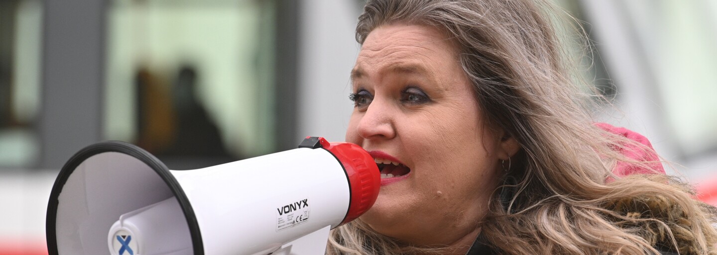 Dezinformátorka Jana Peterková je obžalovaná za lži o úmrtích seniorů po očkování, hrozí jí osm let vězení