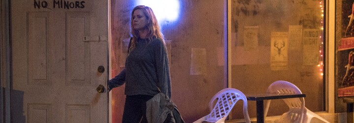Psychicky krehká reportérka Amy Adams sa púšťa do reportáže o vraždách v mrazivej ukážke nového seriálu od HBO