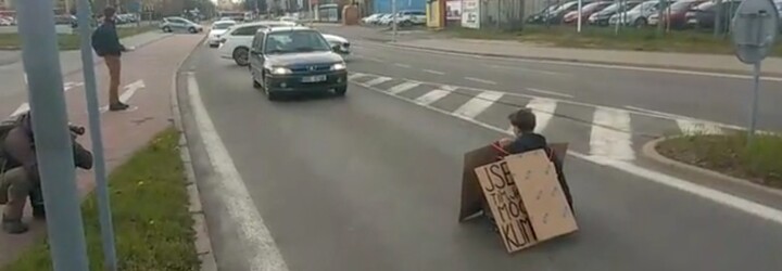 Ekoaktivistko si v Boleslavi přilepilo ruku k silnici