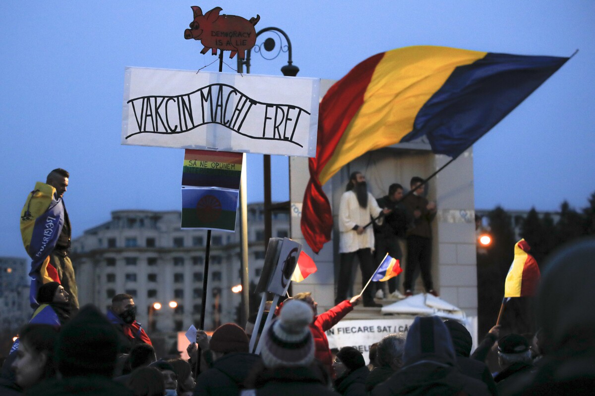 Protesty pred rumunským parlamentom 20. marca 2021.