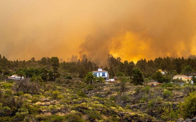 Nekontrolovaný požiar na ostrove La Palma narúša už aj leteckú dopravu, tisíce ľudí evakuovali