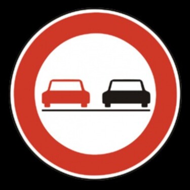 Táto dopravná značka zakazuje vodičovi: