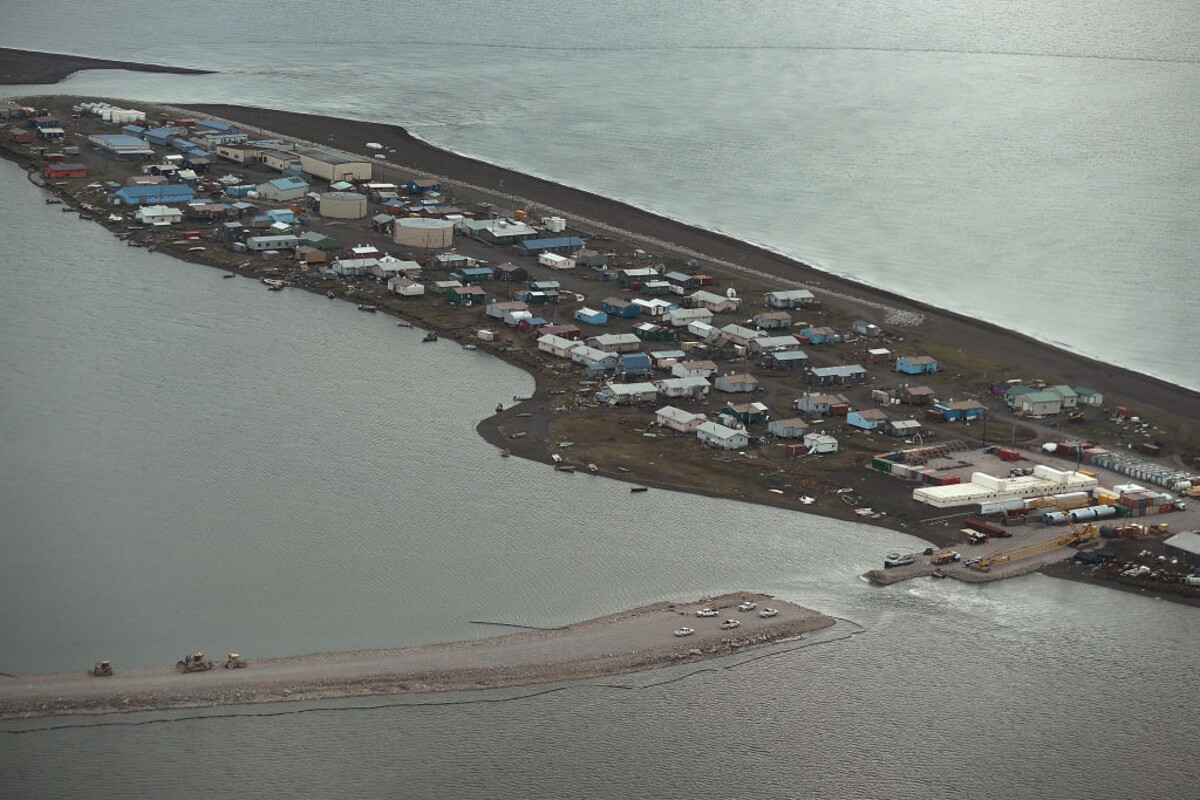 Aljašskú dedinu Kivalina ohrozuje stúpajúca hladina mora, ktorá je tiež následkom globálneho otepľovania.