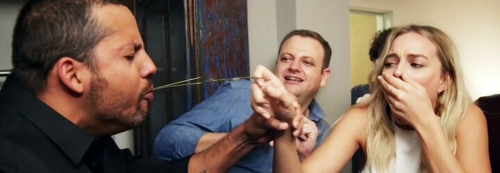 Kouzelník David Blaine nepřestává šokovat. Svým trikem ohromil a znechutil Margot Robbie, Davida Beckhama nebo Johna Travoltu