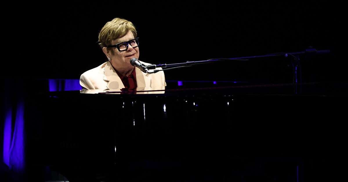 Stav Eltona Johna se zhoršil. Ztratil zrak a nemůže se svým fanouškům*fanynkám podepsat celým jménem