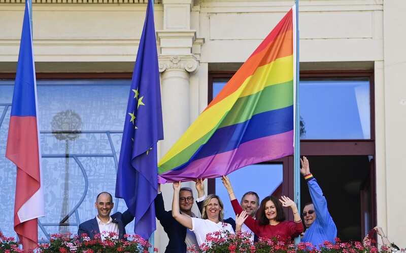 Prague Pride podporují i veřejné instituce. „Homofobie do školství nepatří,“ vzkázalo ministerstvo.