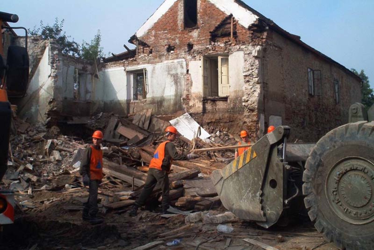 Povodně v roce 2002 ničily lidské domovy na různých místech v republice.