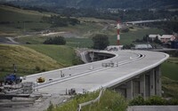 Diaľničný úsek pri Ružomberku do konca roka 2023 nedostavajú. Hrozil odchod zhotoviteľa, zmluvu musia navýšiť