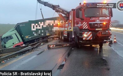 Diaľnicu D1 v smere do Bratislavy kvôli nehode uzatvoria. Cesty na Slovensku zasiahla poľadovica Diaľnicu D1 v smere do Bratislavy kvôli nehode uzatvoria. Cesty na Slovensku zasiahla poľadovica