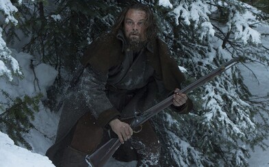DiCaprio uteká pred Indiánmi v prvej celej scéne z Revenanta, len aby sa na koni zrútil z útesu DiCaprio uteká pred Indiánmi v prvej celej scéne z Revenanta, len aby sa na koni zrútil z útesu