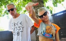 Die Antwoord: Adoptivní syn je obvinil ze sexuálního a psychického týrání, měl být jen „rekvizitou“ do klipů