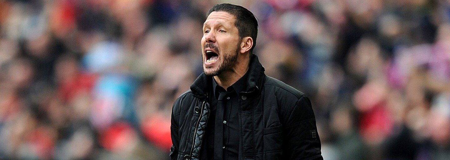 Diego Simeone zahodil loptu a ihneď na to udrel svojho asistenta stojaceho pri čiare