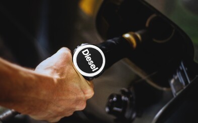 Diesel chtějí kvůli jeho škodlivosti zakázat a automobilky s ním přestávají počítat. Jaká je ale skutečnost? Diesel chtějí kvůli jeho škodlivosti zakázat a automobilky s ním přestávají počítat. Jaká je ale skutečnost?