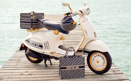 Dior a Vespa predstavujú skúter s ikonickým monogramom. Ide o zatiaľ najlepšiu spoluprácu v tomto roku?