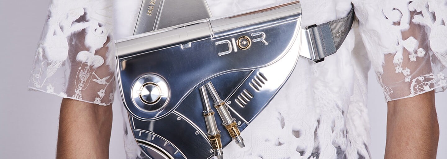 Dior predstavil novú sci-fi kolekciu plnú futuristických prvkov, chrómových textílií či robotických šperkov