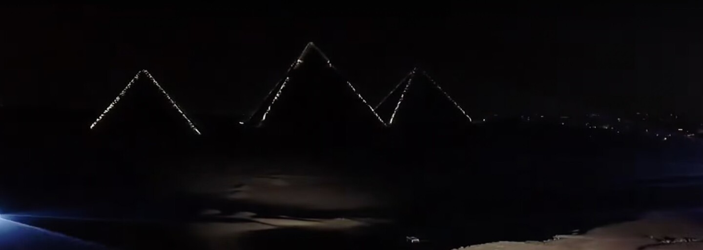 Dior veľkolepo predstavil novú kolekciu pri pyramídach v Egypte. Oblečie ťa do outfitov s fotkami z vesmírneho teleskopu NASA