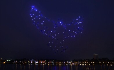 Disney a Intel spravia na oblohe počas sviatkov veľkú svetelnú šou. 300 dronov bude svietiť a lietať vo formácii Disney a Intel spravia na oblohe počas sviatkov veľkú svetelnú šou. 300 dronov bude svietiť a lietať vo formácii
