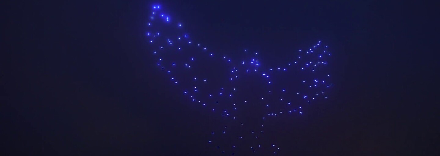 Disney a Intel uspořádají na obloze během svátků velkou světelnou show. 300 dronů bude svítit a létat ve formaci