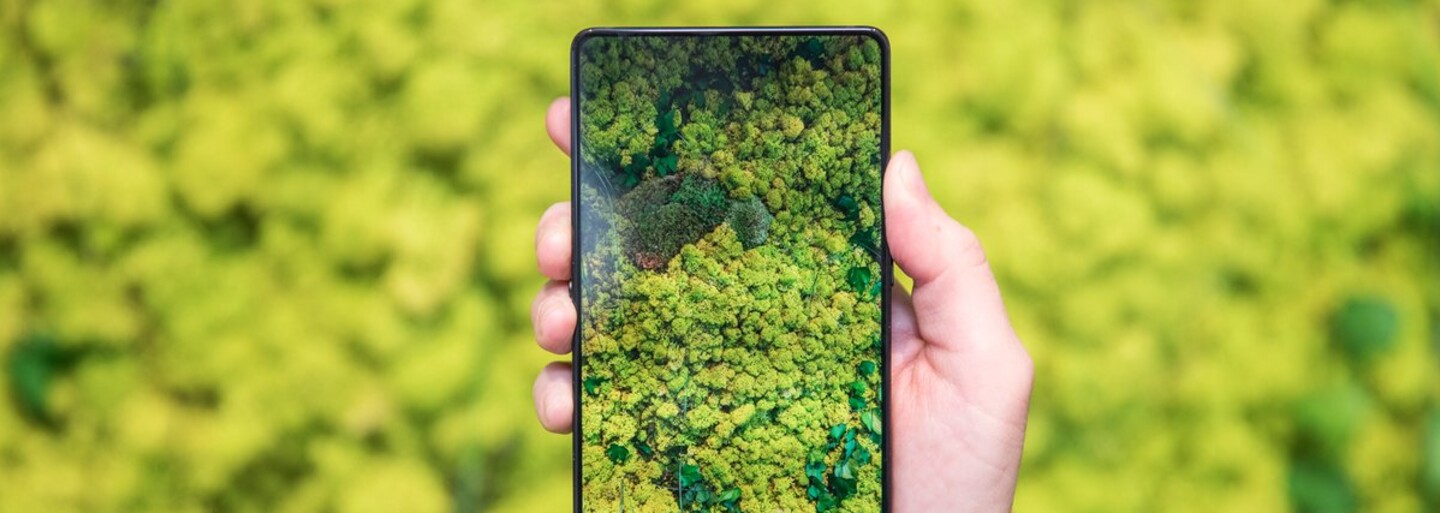 Displej bez rámečků, senzor otisků prstů v něm a neobvyklá vysouvací kamera. Vzrušující smartphone předběhl technologiemi dobu