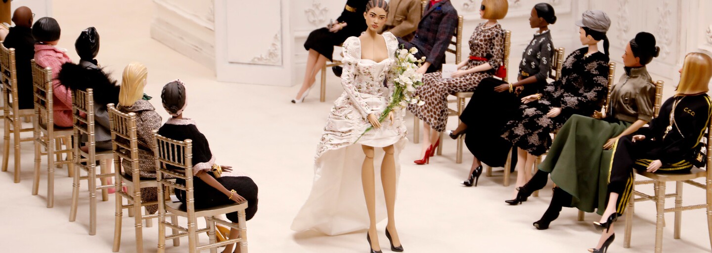 Divadelné bábky vystriedali na móle modelky počas najnovšej prehliadky značky Moschino