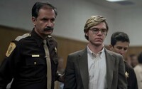 Divákov ohúril seriál o Jeffreym Dahmerovi. Rodiny obetí sa však sťažujú, že musia znova prežívať traumatizujúcu minulosť