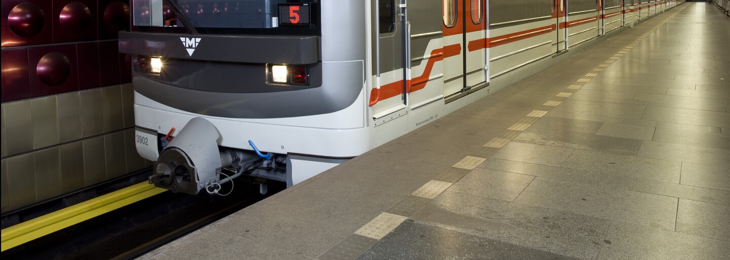 Dívky si kvůli splnění výzvy stoply metro v Praze, řidič jim umožnil řídit vlak. Teď všechny vyšetřuje policie