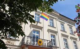 Dnes je medzinárodný deň boja proti homofóbii. Veľvyslanectvá na Slovensku vyvesili dúhové vlajky
